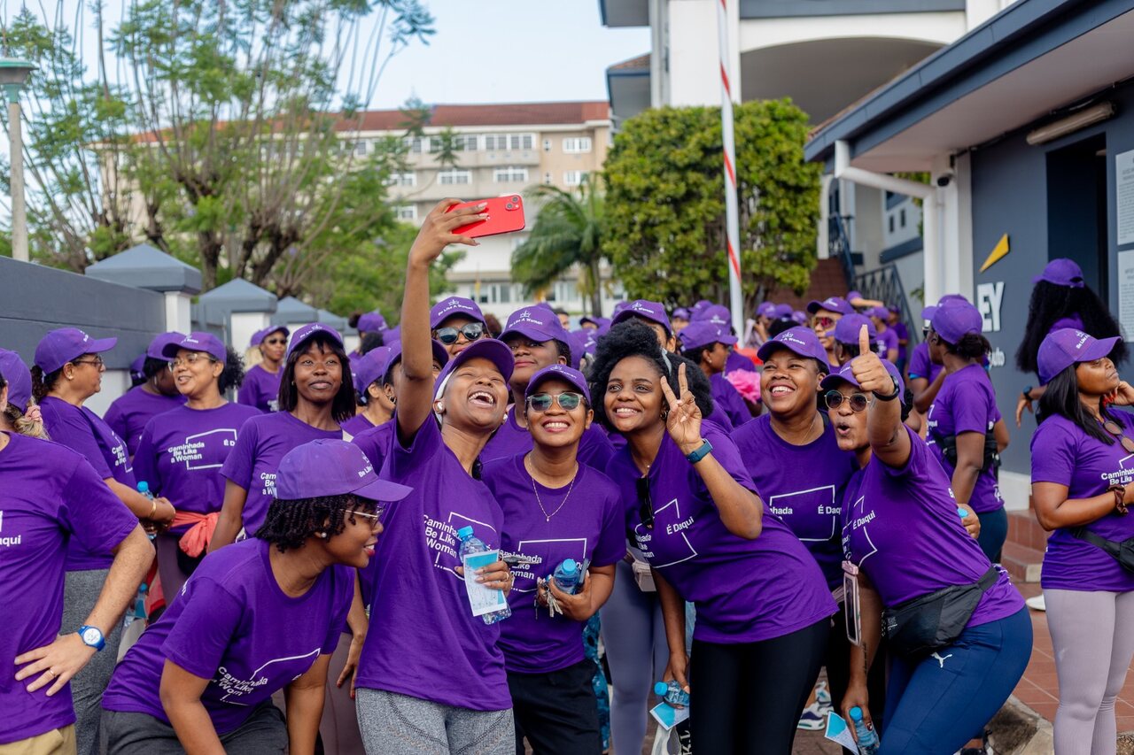 Caminhada ‘Be Like a Woman’ Com Forte Adesão em Prol da Inclusão e Liderança Feminina • Diário Económico