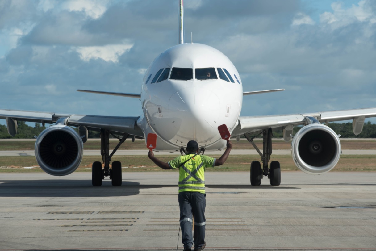 Empresa Aeroportos de Moçambique Suspende Voos Nocturnos Devido à Vandalização da Pista • Diário Económico