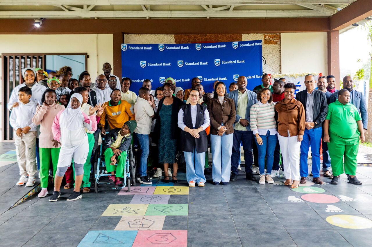 Standard Bank Oferece Colectânea “Gosto de Ler” à CERCI de Maputo • Diário Económico