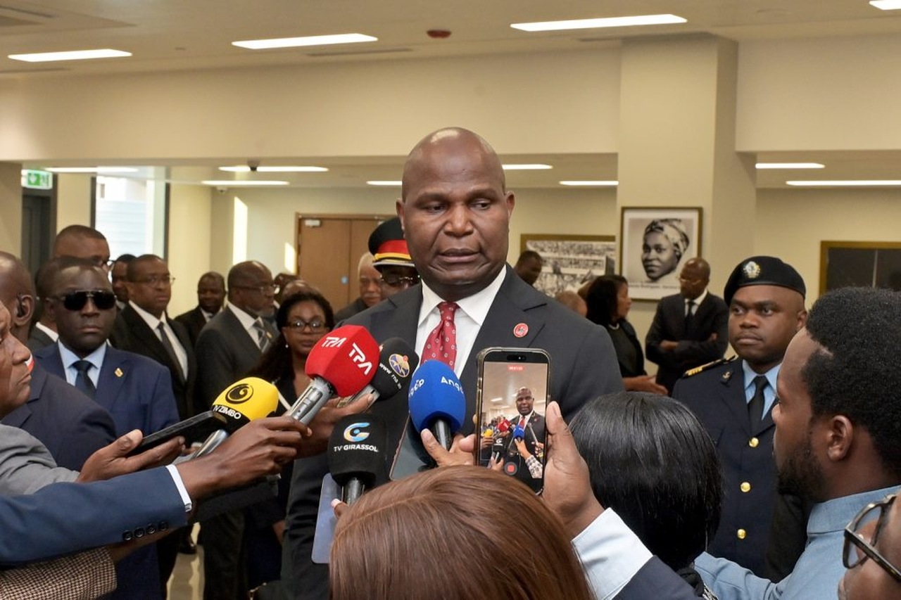 PR Defende Mais Voos Entre Moçambique e Angola Para "Reforçar Cooperação" • Diário Económico